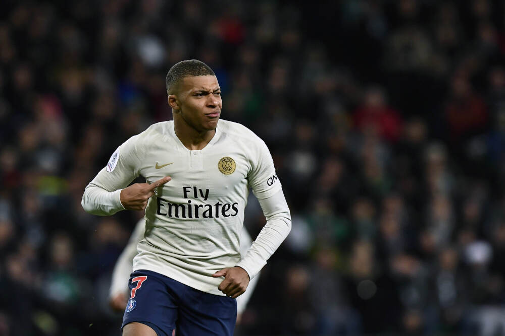 李家超多次扶茶几还备拐杖 特首办回应